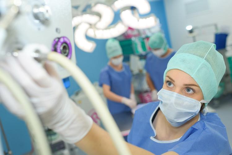 A nurse anesthesia candidate works in the operating room
