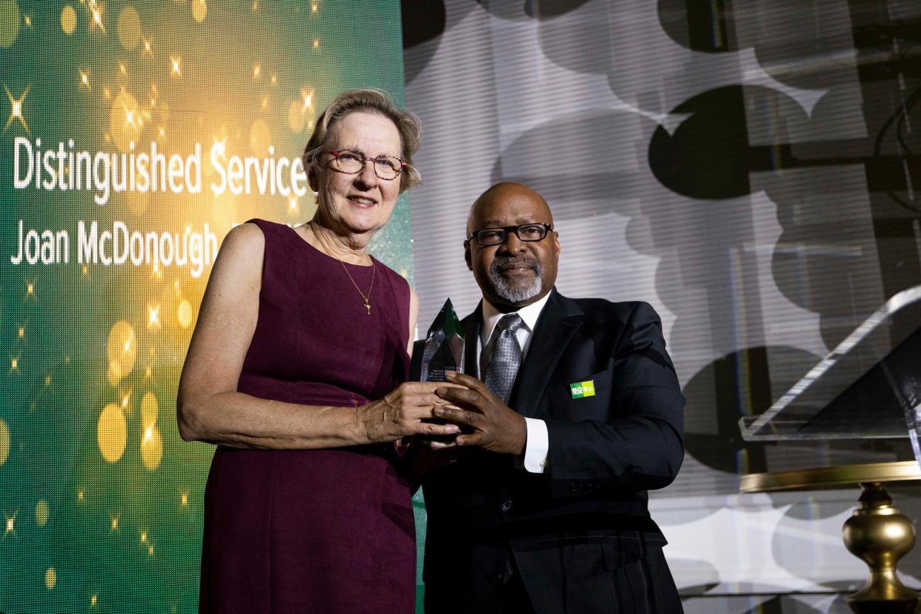 HCOM alumni Joan McDonough, DO, receives award from Greg Hill, DO.