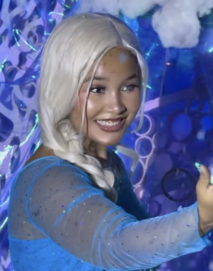 A character from "FROZEN" is shown on stage
