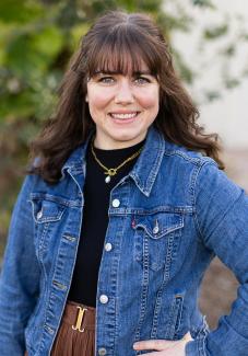 Headshot of Lindsay Hinze